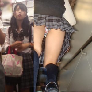 【JKパンチラ盗撮エロ画像】尾行して女子校生の下半身を逆さ撮り…食い込むパンツがエロ過ぎｗｗｗ