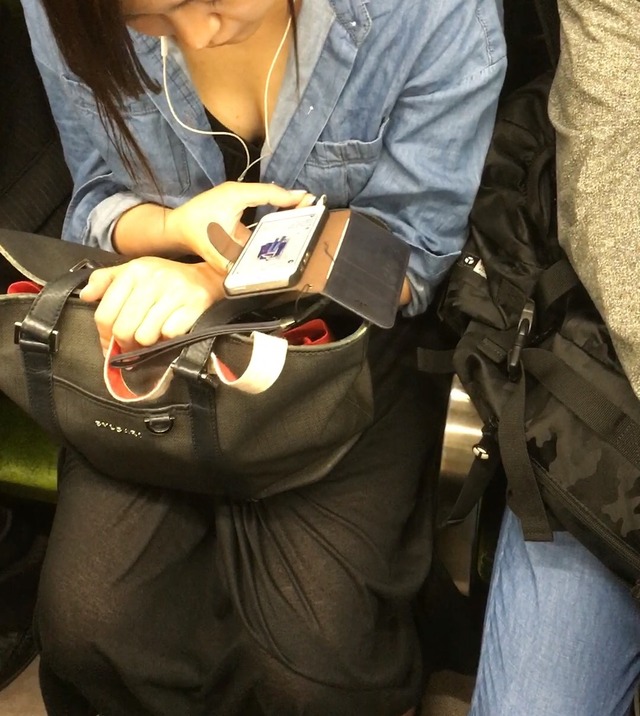 【電車内胸チラエロ画像】通勤・帰宅中の男性が嫌でも見てしまう素人女性のオッパイ谷間ｗｗｗ