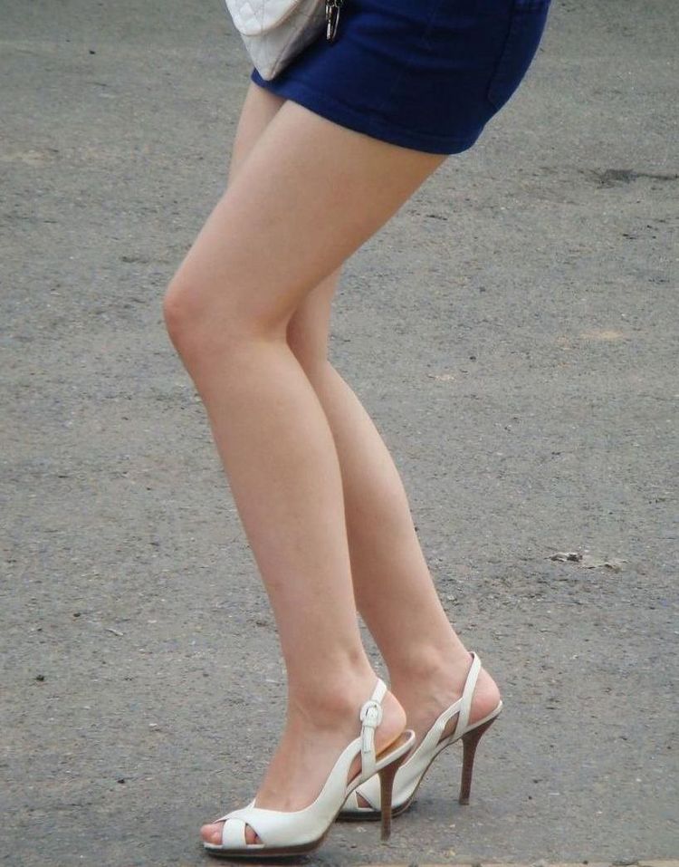 【街撮りミニスカエロ画像】自慢の綺麗な生脚をむき出しに歩くお姉さんに男性はエロ目線で釘付けｗｗｗ-08