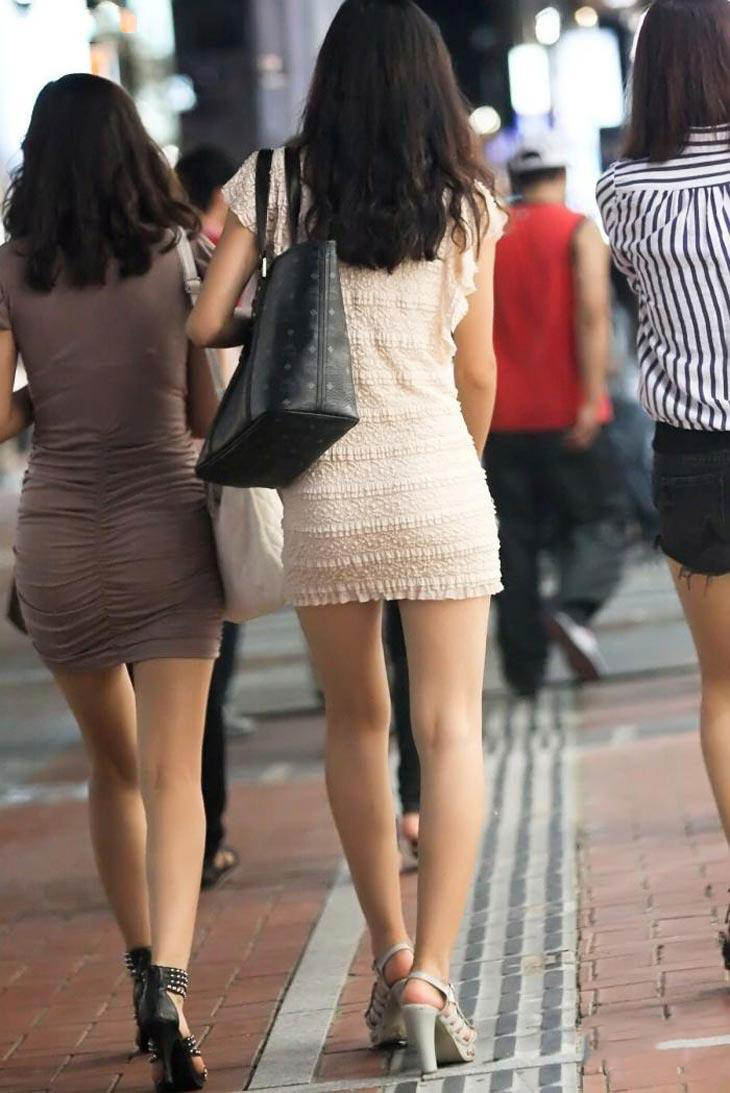 【街撮りミニスカエロ画像】自慢の綺麗な生脚をむき出しに歩くお姉さんに男性はエロ目線で釘付けｗｗｗ-15