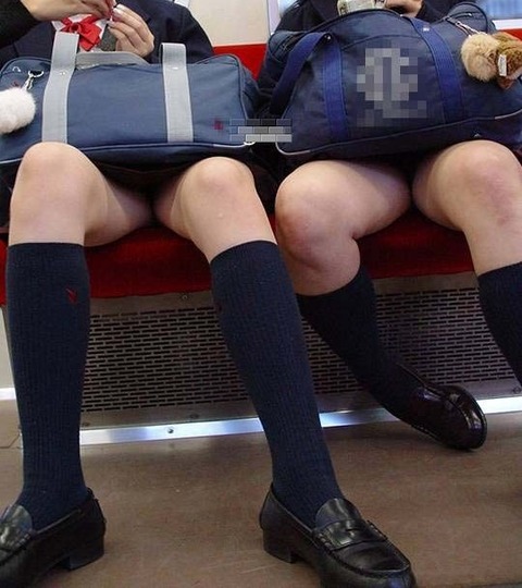 【JKパンチラ盗撮エロ画像】電車の中で座席に座り前方に座る男性を誘惑するかのようにパンツを見せてるｗｗｗ-01