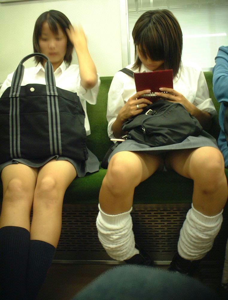 【JKパンチラ盗撮エロ画像】電車の中で座席に座り前方に座る男性を誘惑するかのようにパンツを見せてるｗｗｗ-09