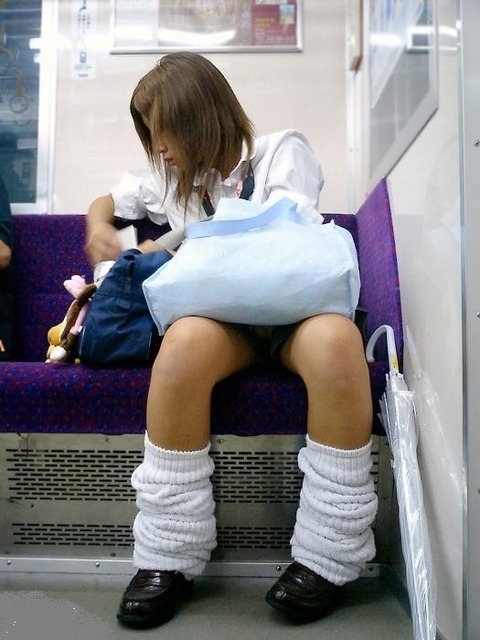 【JKパンチラ盗撮エロ画像】電車の中で座席に座り前方に座る男性を誘惑するかのようにパンツを見せてるｗｗｗ-12