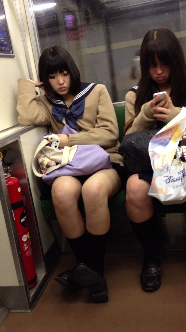 【JKパンチラ盗撮エロ画像】電車の中で座席に座り前方に座る男性を誘惑するかのようにパンツを見せてるｗｗｗ-13