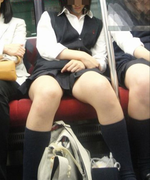 【JKパンチラ盗撮エロ画像】電車の中で座席に座り前方に座る男性を誘惑するかのようにパンツを見せてるｗｗｗ-17