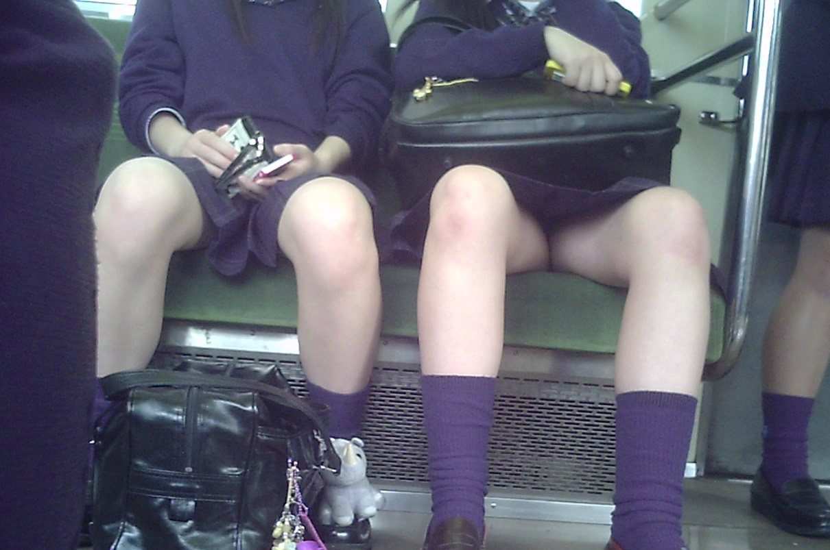 【JKパンチラ盗撮エロ画像】電車の中で座席に座り前方に座る男性を誘惑するかのようにパンツを見せてるｗｗｗ
