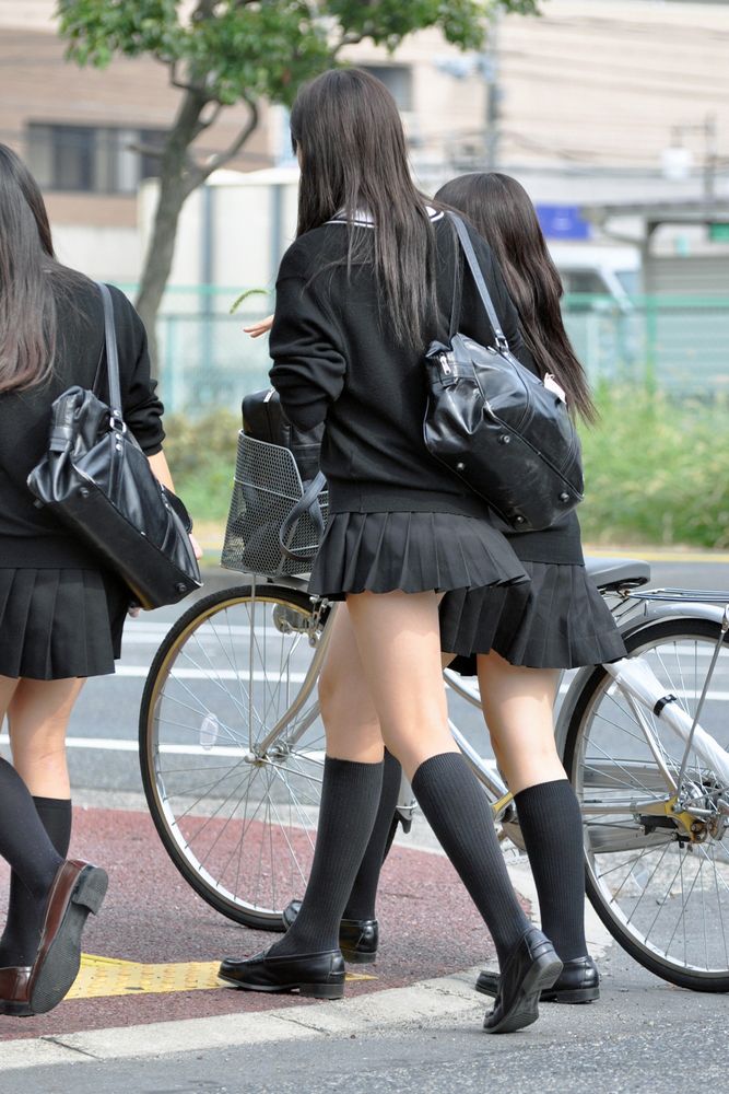 【街撮りJK盗撮エロ画像】足の綺麗な制服女子校生を見たら、自然と下半身に視線が行ってしまうｗｗｗ-10