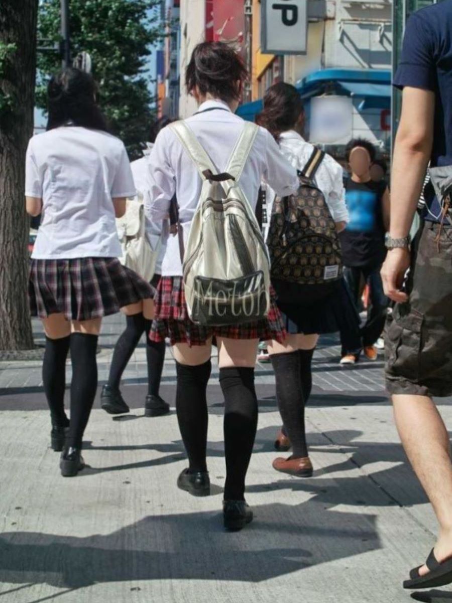 【街撮りJK盗撮エロ画像】足の綺麗な制服女子校生を見たら、自然と下半身に視線が行ってしまうｗｗｗ-13