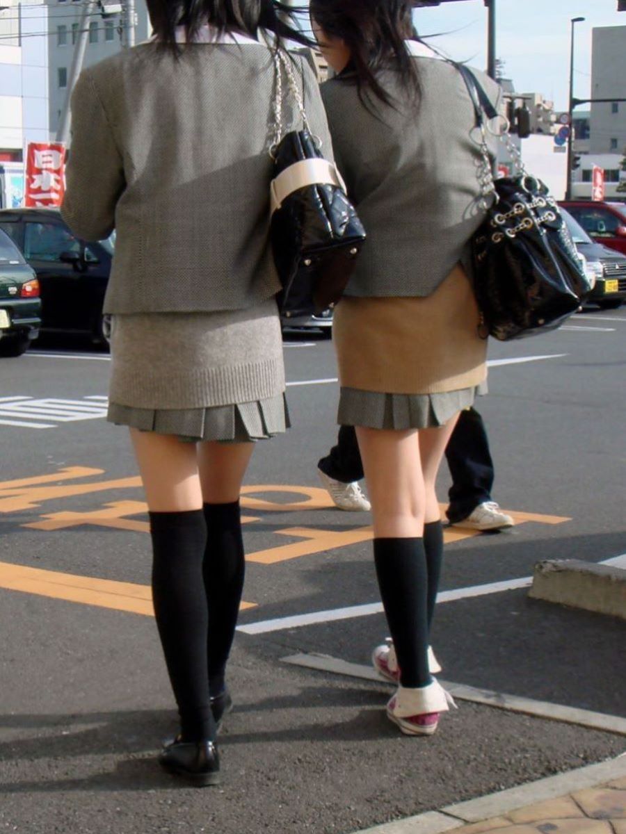 【街撮りJK盗撮エロ画像】足の綺麗な制服女子校生を見たら、自然と下半身に視線が行ってしまうｗｗｗ-14