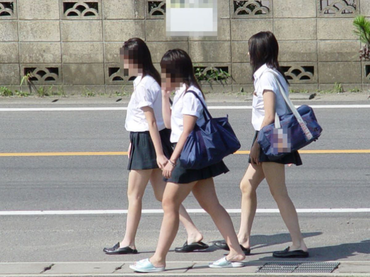 【街撮りJK盗撮エロ画像】足の綺麗な制服女子校生を見たら、自然と下半身に視線が行ってしまうｗｗｗ-18