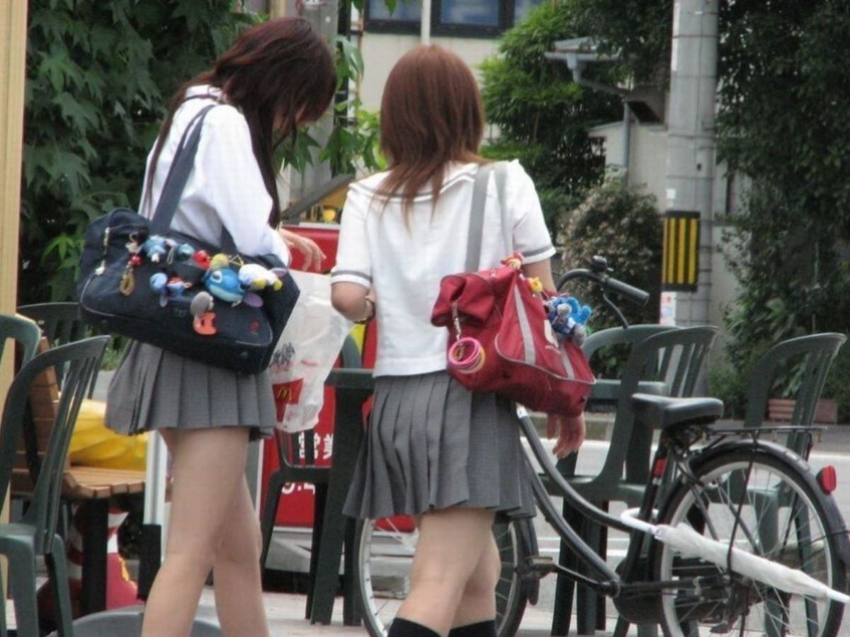 【街撮りJK盗撮エロ画像】足の綺麗な制服女子校生を見たら、自然と下半身に視線が行ってしまうｗｗｗ