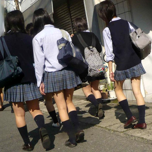 【街撮りJK盗撮エロ画像】足の綺麗な制服女子校生を見たら、自然と下半身に視線が行ってしまうｗｗｗ