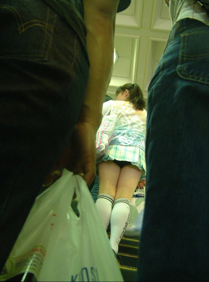 【素人パンチラ盗撮エロ画像】エスカレーターでミニスカ女性のローアングルでパンツを大量ゲットｗｗｗ-08