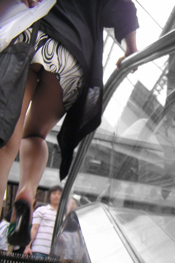 【素人パンチラ盗撮エロ画像】エスカレーターでミニスカ女性のローアングルでパンツを大量ゲットｗｗｗ-10