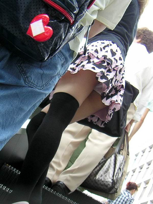 【素人パンチラ盗撮エロ画像】エスカレーターでミニスカ女性のローアングルでパンツを大量ゲットｗｗｗ-16