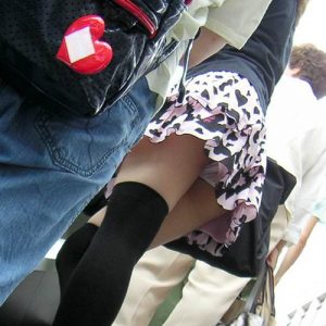 【素人パンチラ盗撮エロ画像】エスカレーターでミニスカ女性のローアングルでパンツを大量ゲットｗｗｗ