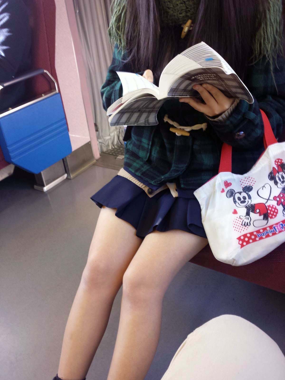 【JK太ももエロ画像】女子校生がムチムチ太腿を常に露出してるからすれ違ったら下半身に目が行くｗｗｗ-01