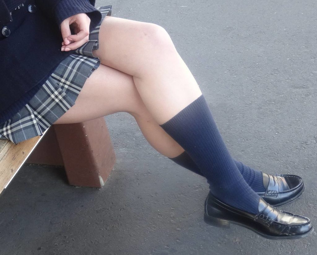 【JK太ももエロ画像】女子校生がムチムチ太腿を常に露出してるからすれ違ったら下半身に目が行くｗｗｗ-05