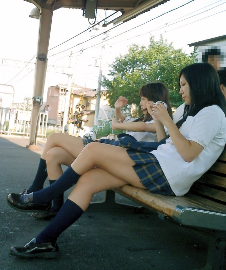 【JK太ももエロ画像】女子校生がムチムチ太腿を常に露出してるからすれ違ったら下半身に目が行くｗｗｗ-08