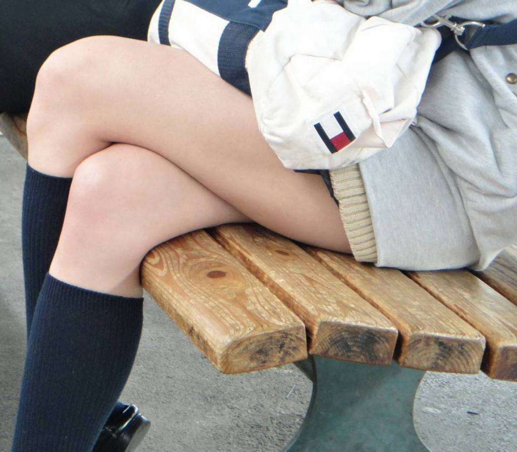 【JK太ももエロ画像】女子校生がムチムチ太腿を常に露出してるからすれ違ったら下半身に目が行くｗｗｗ-09