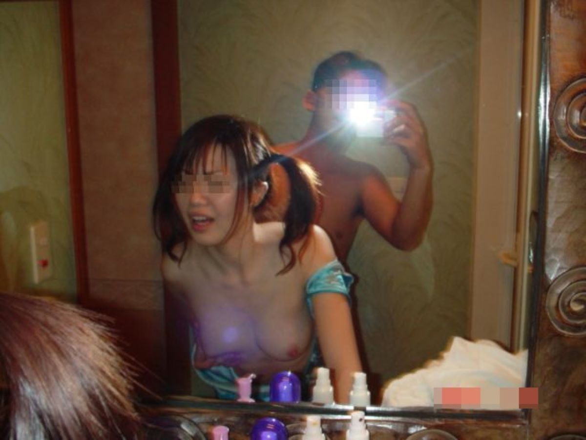 【ラブホハメ撮りエロ画像】素人カップルが鏡の前でセックス…彼女は自分のアヘ顔見て興奮度マックスｗｗｗ-03