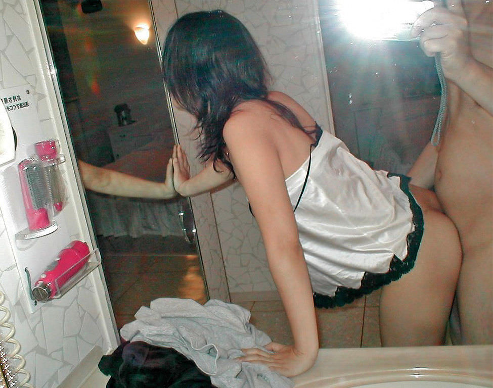 【ラブホハメ撮りエロ画像】素人カップルが鏡の前でセックス…彼女は自分のアヘ顔見て興奮度マックスｗｗｗ-14