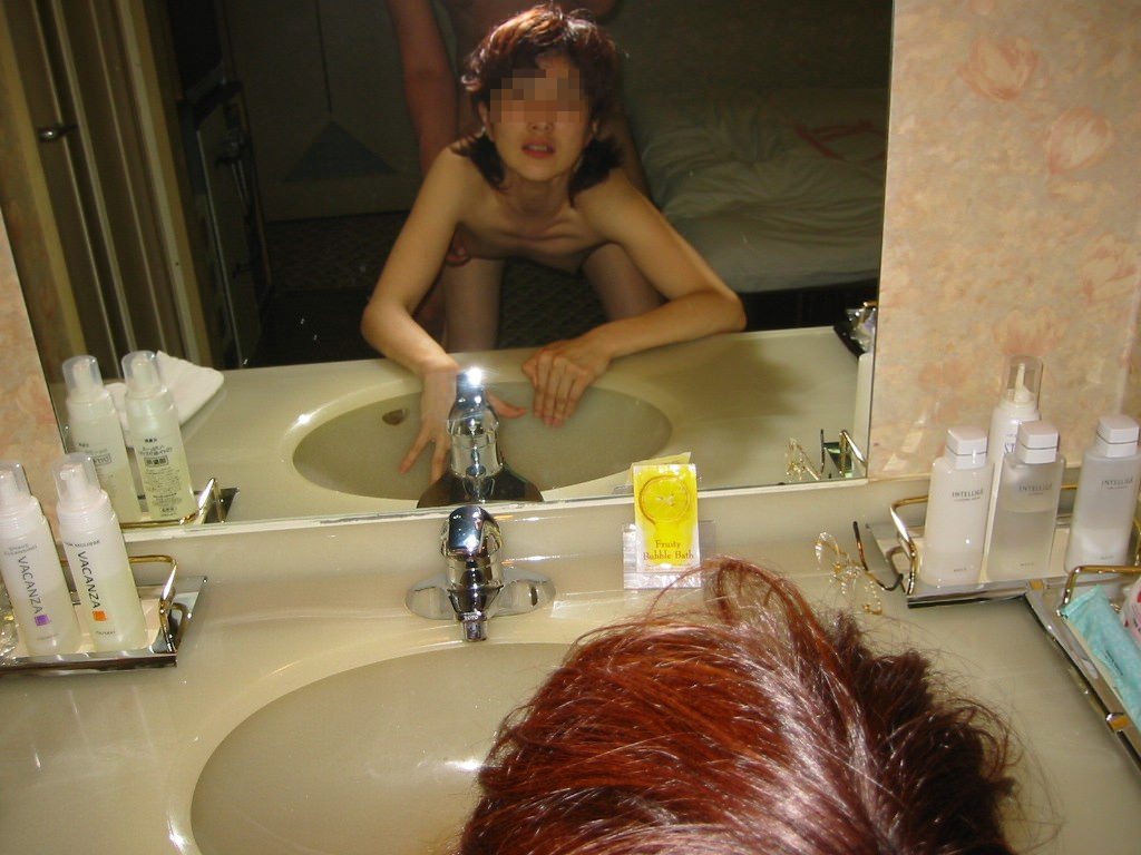 【ラブホハメ撮りエロ画像】素人カップルが鏡の前でセックス…彼女は自分のアヘ顔見て興奮度マックスｗｗｗ-16