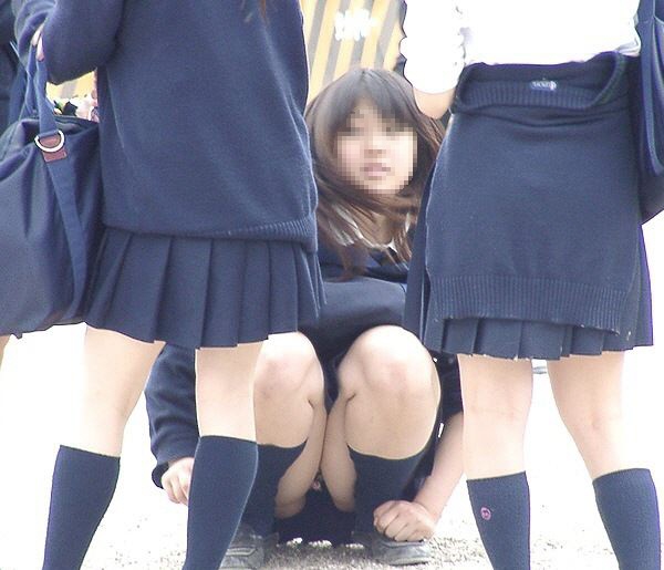 【JKパンチラエロ画像】地べたに座ってるピュアな制服女子の生パンツを見て俺は興奮してるｗｗｗ-05