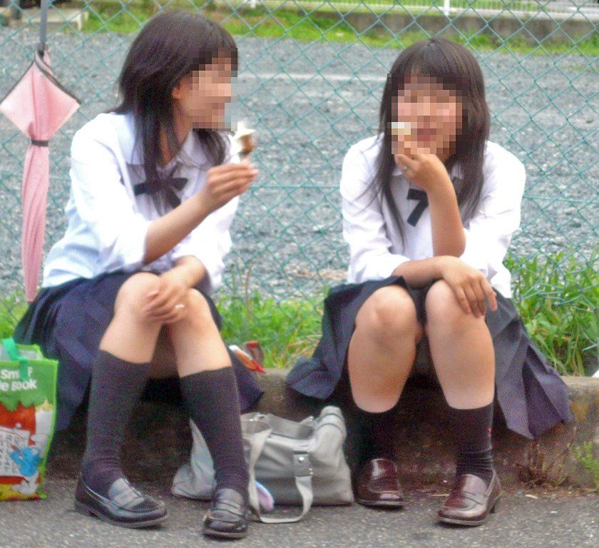 【JKパンチラエロ画像】地べたに座ってるピュアな制服女子の生パンツを見て俺は興奮してるｗｗｗ-06