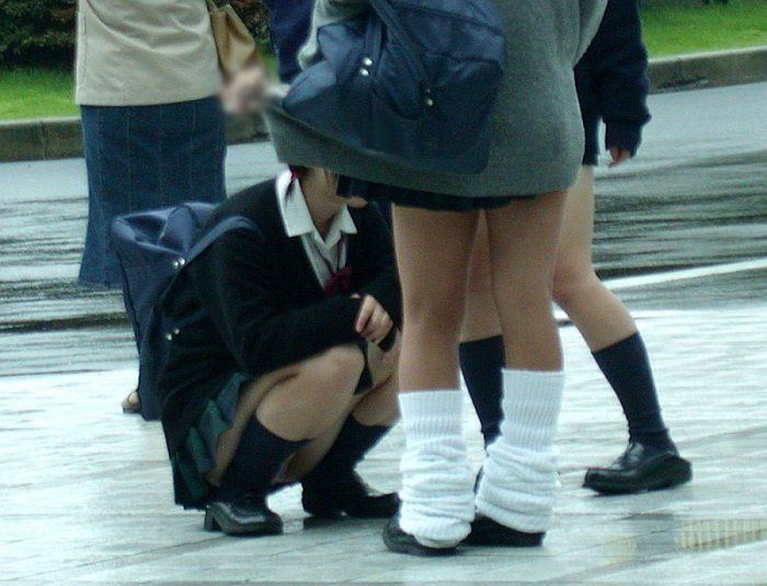 【JKパンチラエロ画像】地べたに座ってるピュアな制服女子の生パンツを見て俺は興奮してるｗｗｗ-16