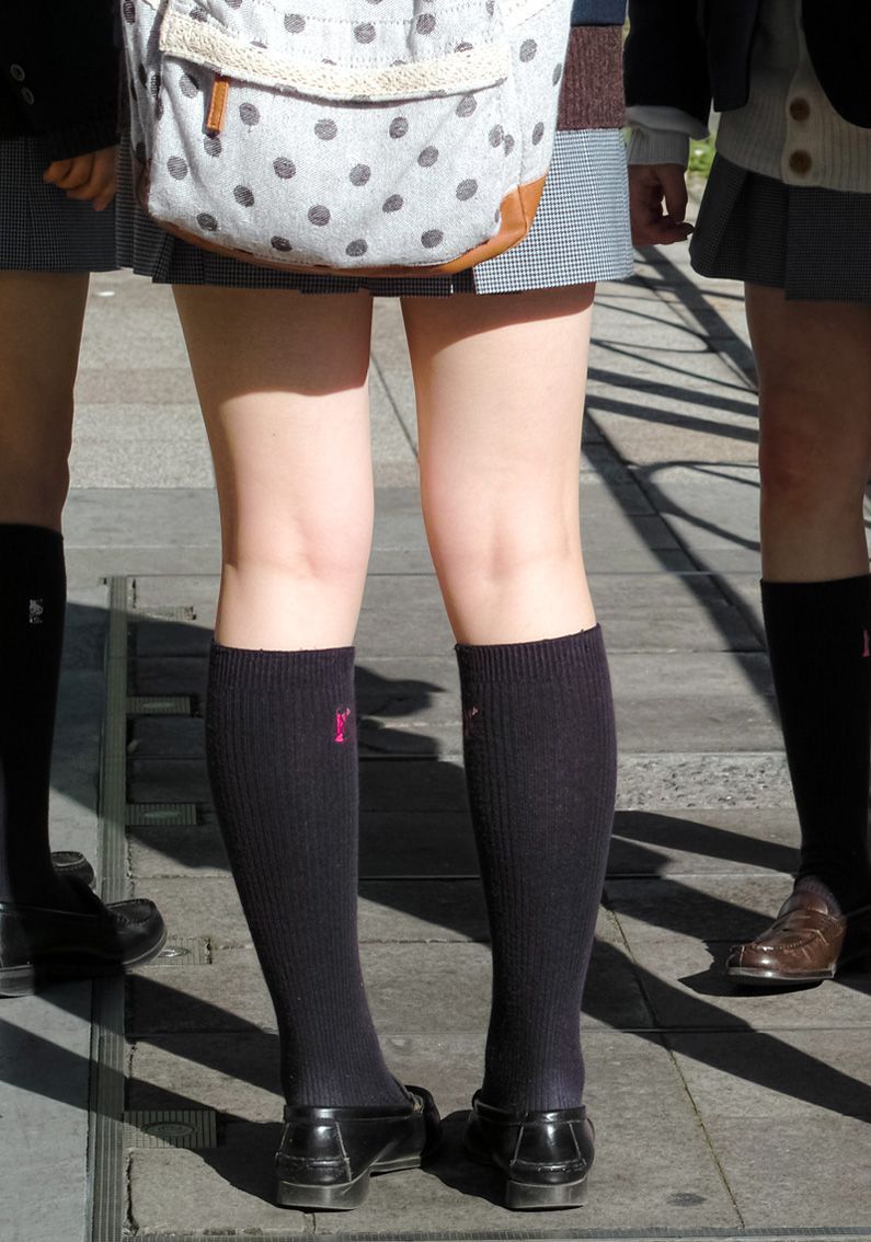 【街撮りJKエロ画像】みんなが大好きな女子校生の通学帰宅の時間を狙って素敵な生脚を盗撮ｗｗｗ-12