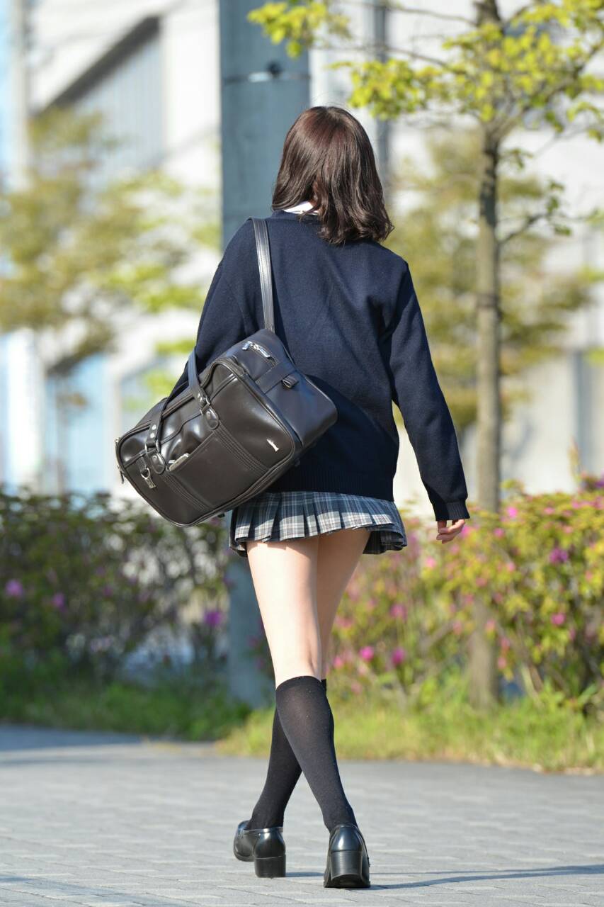 【街撮りJKエロ画像】みんなが大好きな女子校生の通学帰宅の時間を狙って素敵な生脚を盗撮ｗｗｗ-13