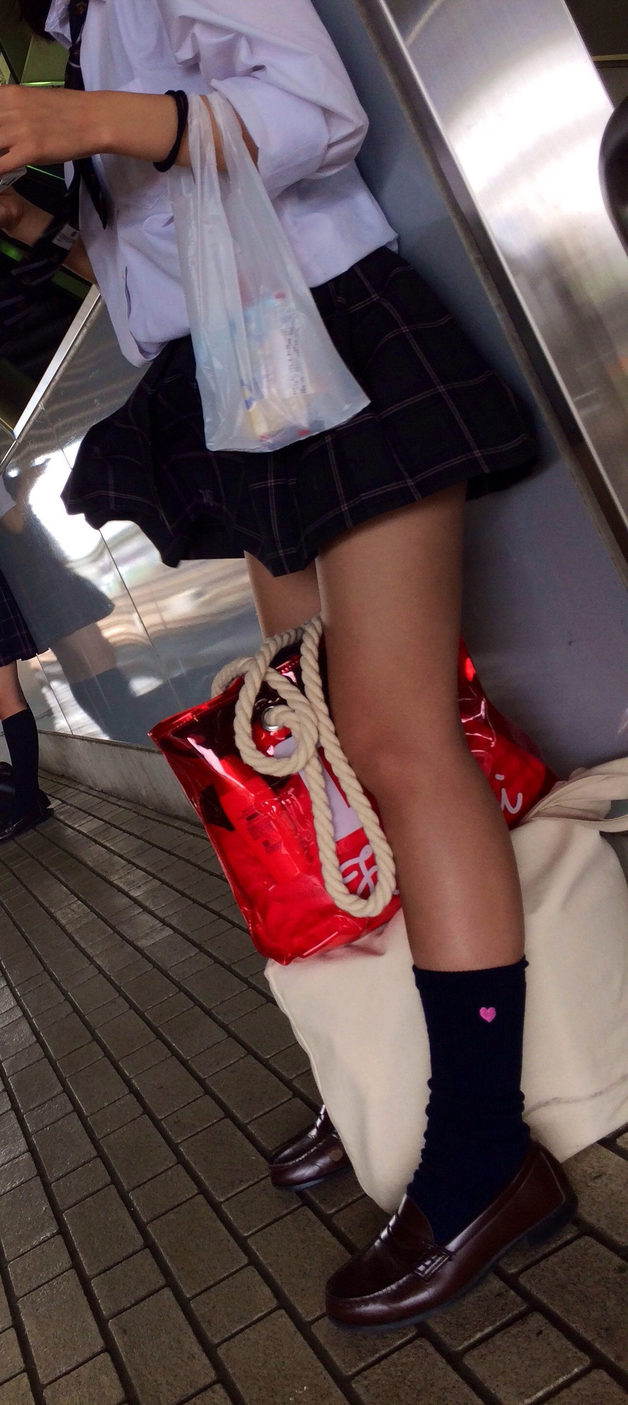 【街撮りJKエロ画像】みんなが大好きな女子校生の通学帰宅の時間を狙って素敵な生脚を盗撮ｗｗｗ-15