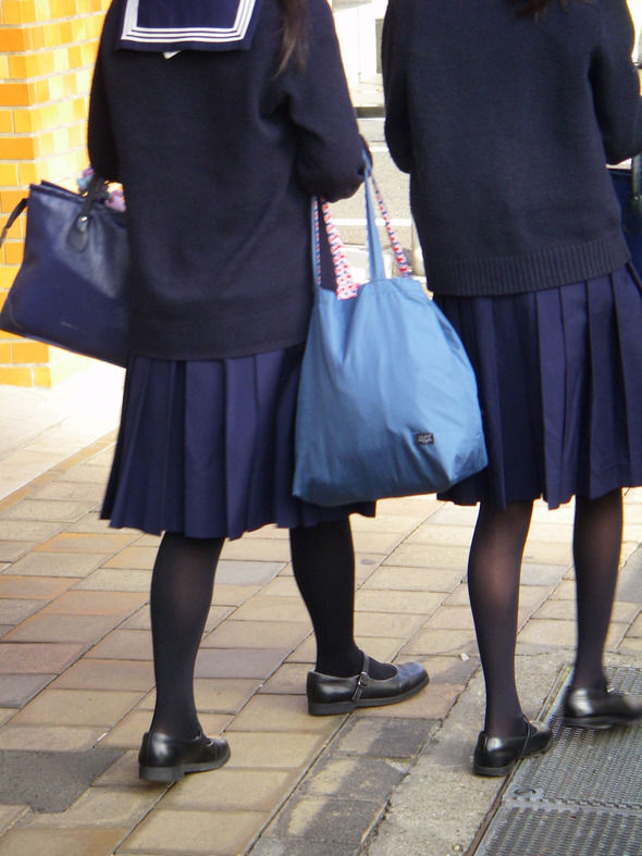 【JK黒パンストエロ画像】女子校生の生足も捨てがたいが黒パンストに包まれてるのも興奮するなｗｗｗ-12