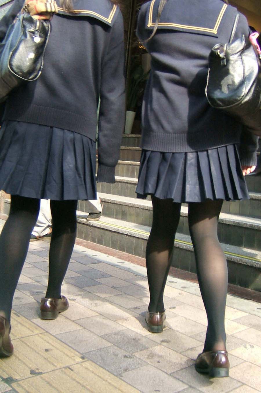 【JK黒パンストエロ画像】女子校生の生足も捨てがたいが黒パンストに包まれてるのも興奮するなｗｗｗ-14