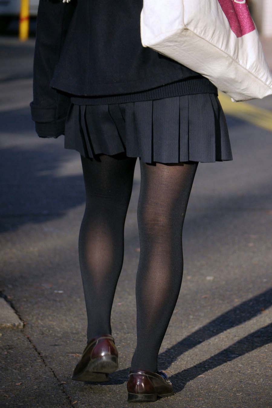 【JK黒パンストエロ画像】女子校生の生足も捨てがたいが黒パンストに包まれてるのも興奮するなｗｗｗ-15
