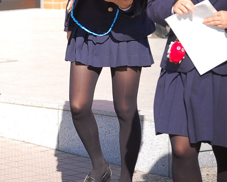 【JK黒パンストエロ画像】女子校生の生足も捨てがたいが黒パンストに包まれてるのも興奮するなｗｗｗ-16