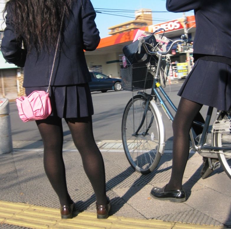 【JK黒パンストエロ画像】女子校生の生足も捨てがたいが黒パンストに包まれてるのも興奮するなｗｗｗ-18