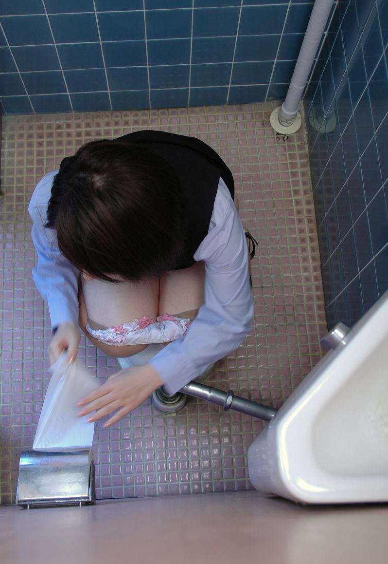 【洋式トイレ盗撮エロ画像】洋式便所で放尿してる素人が結構エッチな格好してて興奮するｗｗｗ-10