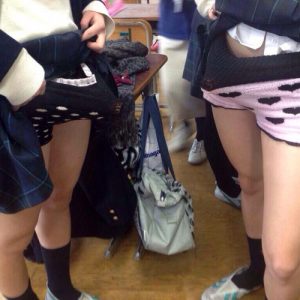 【JK悪ノリエロ画像】可愛すぎる女子校生が友達同士でおふざけして下品な姿に勃起が収まらないｗｗｗ