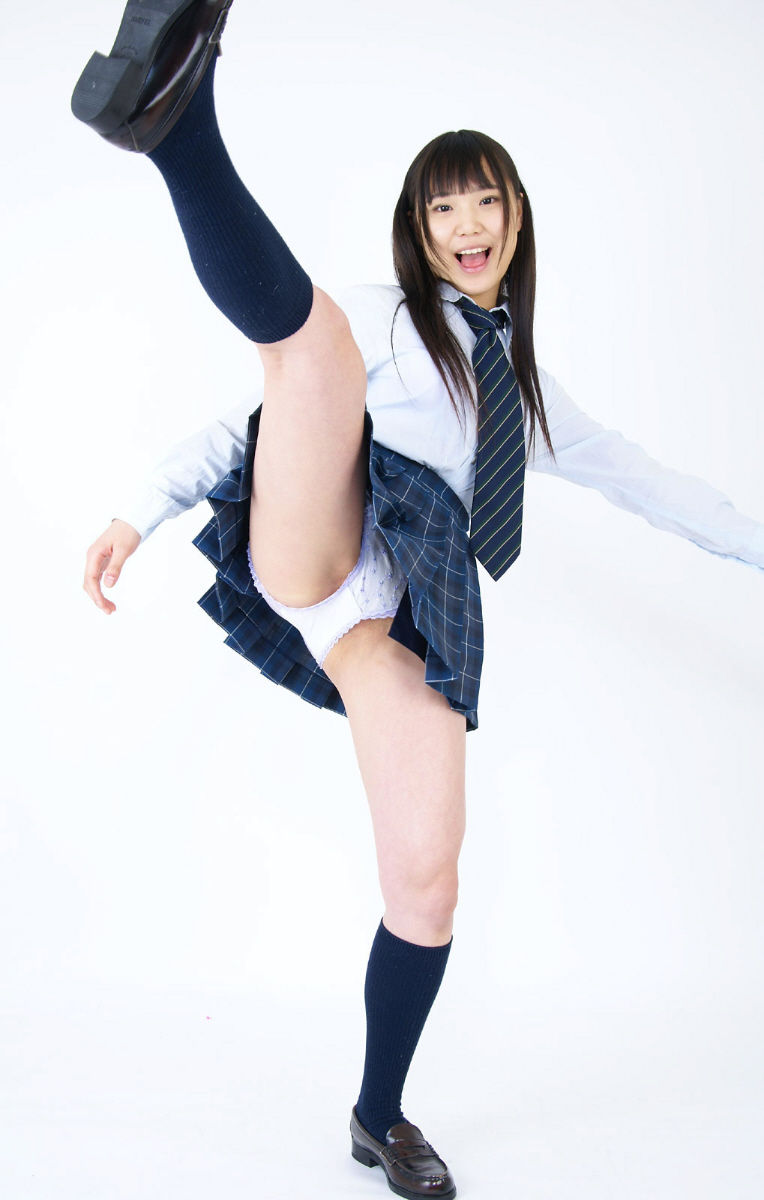 【JK下着見せエロ画像】制服姿の女子校生が足を思いっきり蹴り上げてパンツ丸見えで勃起が止まらないｗｗｗ-08
