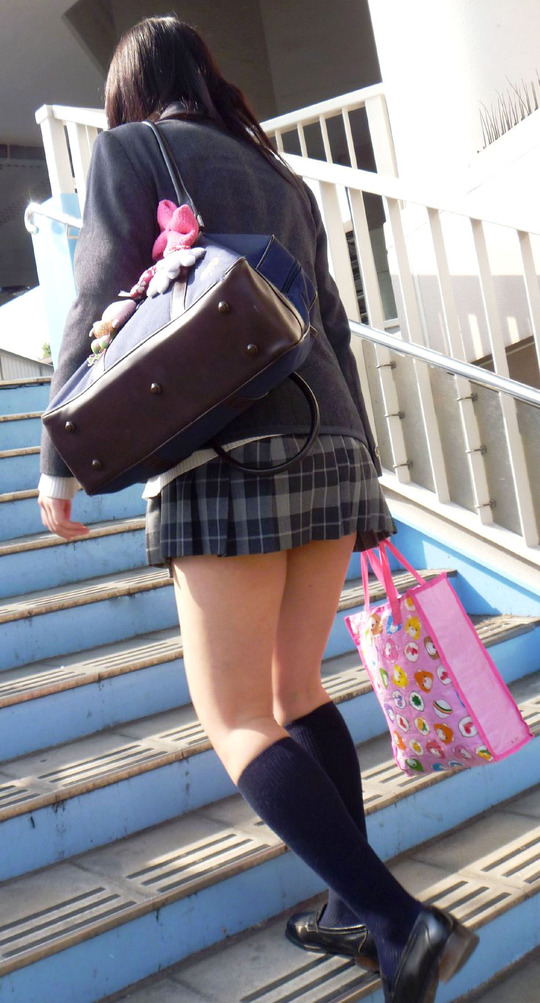 【JK太ももエロ画像】制服着た女子校生の生脚って何故こんなにもスケベに見えるんですかねｗｗｗ-06