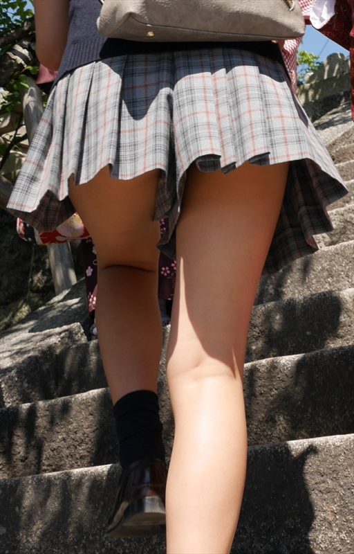 【JK太ももエロ画像】制服着た女子校生の生脚って何故こんなにもスケベに見えるんですかねｗｗｗ-14