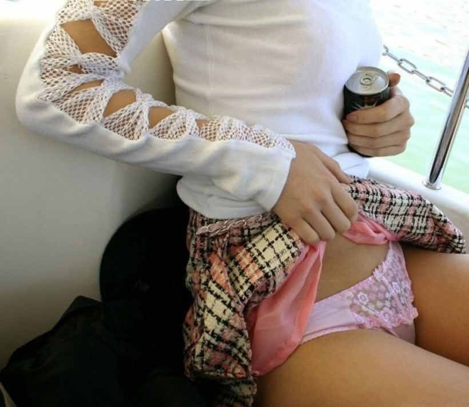 【下着見せエロ画像】照れながら自らスカート捲ってパンツを見せる素人女性の股間に釘付けｗｗｗ-18