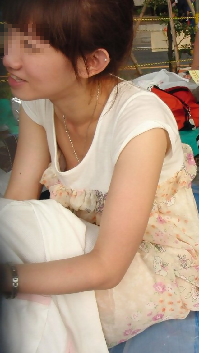 【素人胸チラ盗撮エロ画像】女性の乳首と乳輪が完全に丸見えでラッキーすぎるｗｗｗ-08