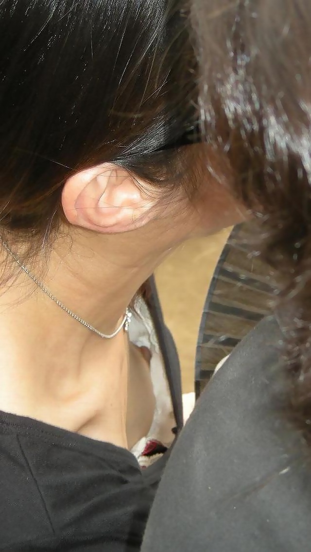 【素人胸チラ盗撮エロ画像】女性の乳首と乳輪が完全に丸見えでラッキーすぎるｗｗｗ-18