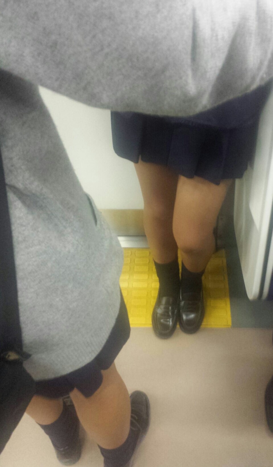【電車盗撮エロ画像】美脚女子校生の下半身を中心に隠し撮り…綺麗な脚に思わず勃起しちゃうｗｗｗ-17