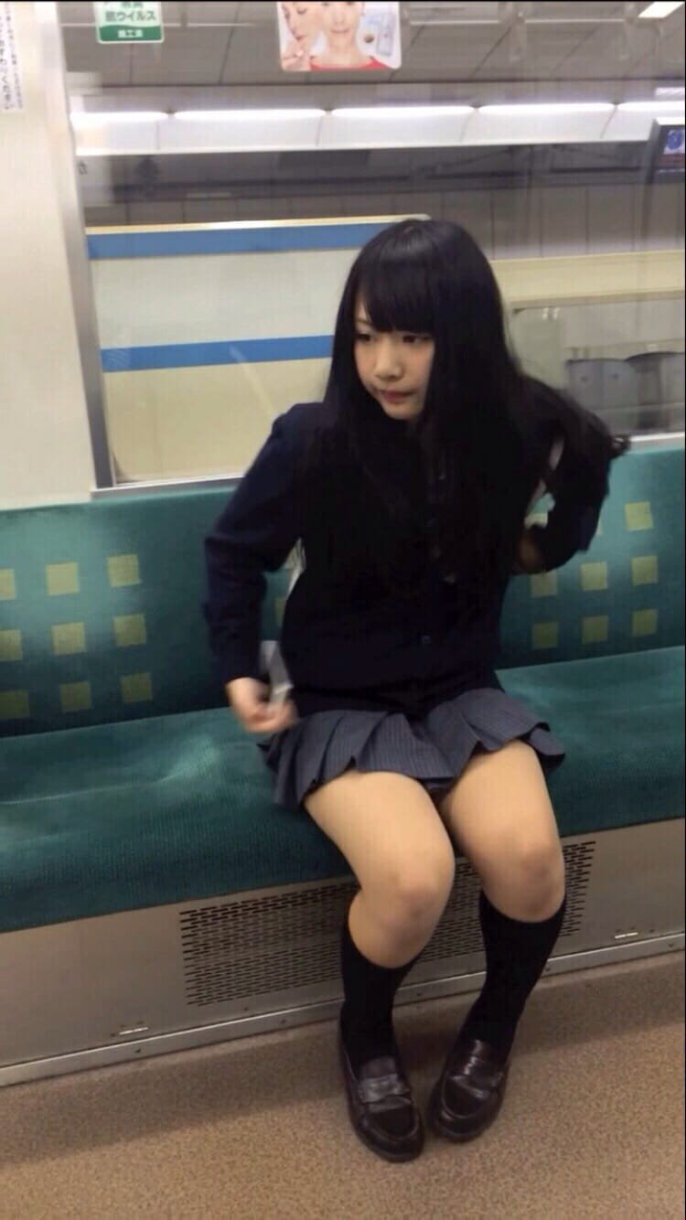 【電車盗撮エロ画像】美脚女子校生の下半身を中心に隠し撮り…綺麗な脚に思わず勃起しちゃうｗｗｗ