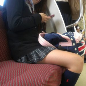 【電車盗撮エロ画像】美脚女子校生の下半身を中心に隠し撮り…綺麗な脚に思わず勃起しちゃうｗｗｗ