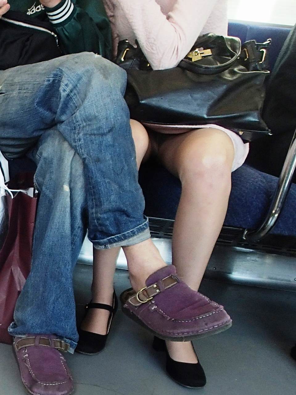 【電車内盗撮エロ画像】無防備に緩んだスカートの三角地帯から見えるパンティが最高なんですｗｗｗ-06